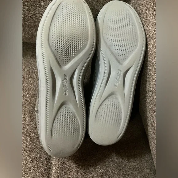 Sketchers: “on the go’’ women Gray Suede Slip-On bootie with faux fur size eight - Picture 3 of 6